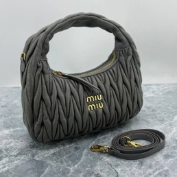 Женская кожаная сумка Miu Miu серая 27х16 2025
