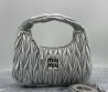 Женская кожаная сумка Miu Miu серебристая 27х16 2025