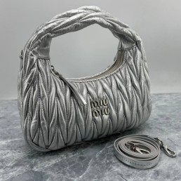 Женская кожаная сумка Miu Miu серебристая 27х16 2025