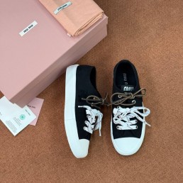 Женские текстильные кеды Miu Miu черные с разноцветными шнурками 2025