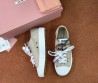 Женские текстильные кеды Miu Miu бежевые с разноцветными шнурками 2025