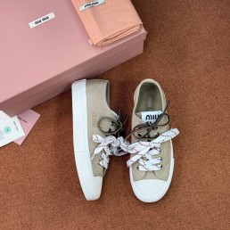 Женские текстильные кеды Miu Miu бежевые с разноцветными шнурками 2025