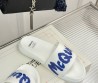 Мужские резиновые шлепанцы Alexander McQueen белые с синей надписью 2025