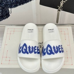 Мужские резиновые шлепанцы Alexander McQueen белые с синей надписью 2025