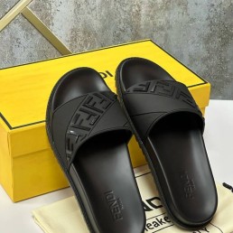 Мужские резиновые шлепанцы Fendi черные 2025