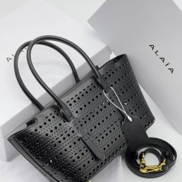 Женская кожаная сумка Alaia черная с перфорацией 20х13,5х10 2025