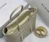 Женская кожаная сумка Alaia бежевая с перфорацией 20х13,5х10 2025