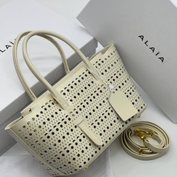 Женская кожаная сумка Alaia бежевая с перфорацией 20х13,5х10 2025