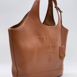 Женская кожаная сумка Prada 34х23х16 коричневая 2025