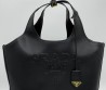 Женская кожаная сумка Prada 34х23х16 черная 2025