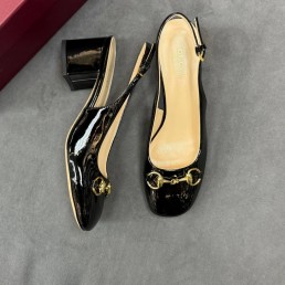 Женские кожаные туфли Gucci черные лакированные с пряжкой 2025