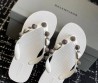 Женские резиновые шлепанцы Balenciaga белые с металлическими украшениями 2025