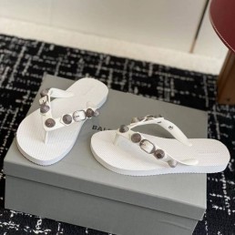 Женские резиновые шлепанцы Balenciaga белые с металлическими украшениями 2025