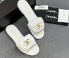Женские кожаные шлепанцы Chanel белые с замочком 2025