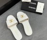 Женские кожаные шлепанцы Chanel белые с замочком 2025