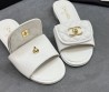 Женские кожаные шлепанцы Chanel белые с замочком 2025