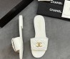 Женские кожаные шлепанцы Chanel белые с замочком 2025