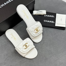 Женские кожаные шлепанцы Chanel белые с замочком 2025