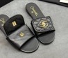 Женские кожаные шлепанцы Chanel черные с замочком 2025