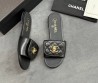 Женские кожаные шлепанцы Chanel черные с замочком 2025