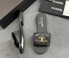 Женские кожаные шлепанцы Chanel черные с замочком 2025