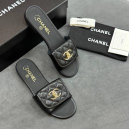 Женские кожаные шлепанцы Chanel черные с замочком 2025