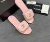 Женские кожаные шлепанцы Chanel розовые с замочком 2025