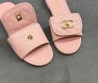 Женские кожаные шлепанцы Chanel розовые с замочком 2025