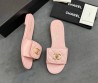 Женские кожаные шлепанцы Chanel розовые с замочком 2025