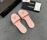 Женские кожаные шлепанцы Chanel розовые с замочком 2025