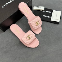 Женские кожаные шлепанцы Chanel розовые с замочком 2025