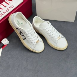 Женские кожаные кеды Valentino белые 2025
