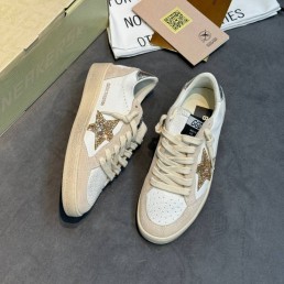 Женские кожаные кроссовки Golden Goose Ball Star белые с бежевым с золотой звездой 2025