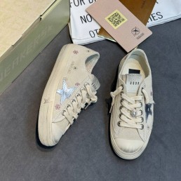 Женские замшевые кроссовки Golden Goose Ball Star бежевые с серебряной звездой 2025