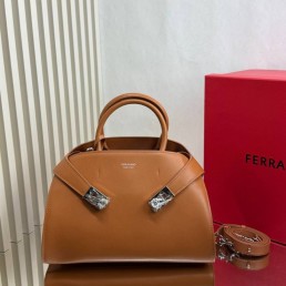 Женская кожаная сумка Salvatore Ferragamo бежевая 31х22х16 2025