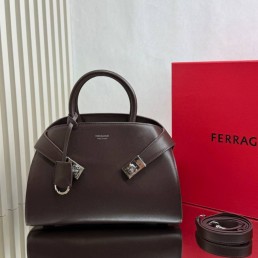 Женская кожаная сумка Salvatore Ferragamo темно-коричневая 31х22х16 2025