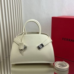 Женская кожаная сумка Salvatore Ferragamo белая 31х22х16 2025
