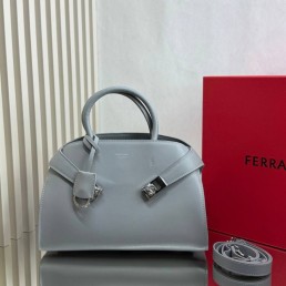 Женская кожаная сумка Salvatore Ferragamo голубая 31х22х16 2025