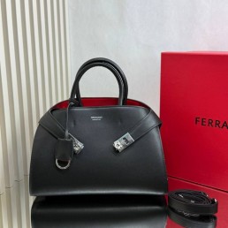 Женская кожаная сумка Salvatore Ferragamo черная 31х22х16 2025