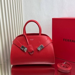 Женская кожаная сумка Salvatore Ferragamo красная 31х22х16 2025