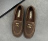 Женские замшевые лоферы Chanel коричневые с мехом 2025