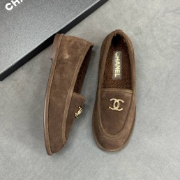 Женские замшевые лоферы Chanel коричневые с мехом 2025