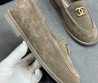 Женские замшевые лоферы Chanel серо-коричневые с мехом 2025