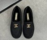 Женские замшевые лоферы Chanel черные с мехом 2025