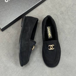 Женские замшевые лоферы Chanel черные с мехом 2025