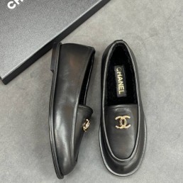 Женские кожаные лоферы Chanel черные с мехом 2025