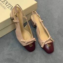 Женские кожаные туфли Valentino бежевые с открытой пяткой 2025
