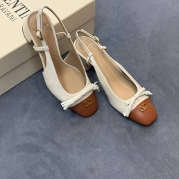Женские кожаные туфли Valentino белые с открытой пяткой 2025