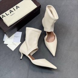 Женские кожаные туфли Alaia бежевые на небольшом каблуке 2025