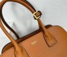 Женская кожаная сумка Prada 33х25х16 коричневая 2025